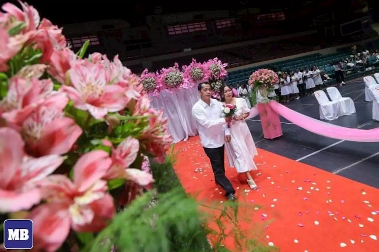 60 couples tie knot in Pasay’s 'Kasalang Bayan'