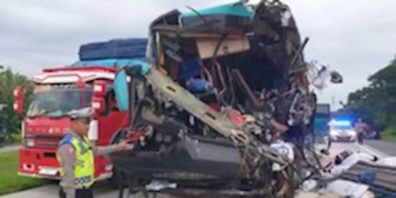 Bus Tabrak Truk Pengangkut Beras di Tol Cipali, Lima Orang Meninggal | merdeka.com