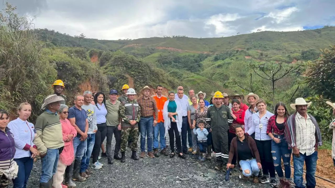 [VIDEO] Soldados arreglan una vía rural en Cisneros, Antioquia