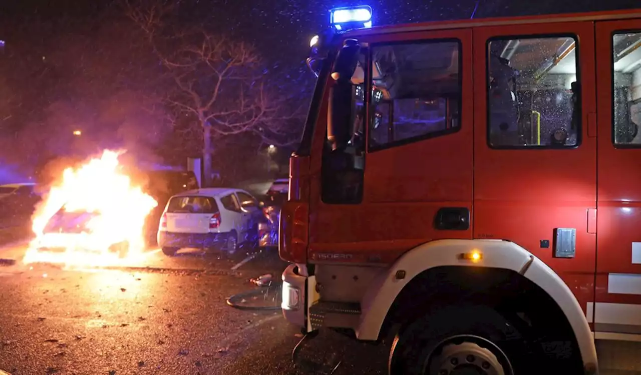 Auto brennt aus – und die Feuerwehr muss machtlos daneben stehen