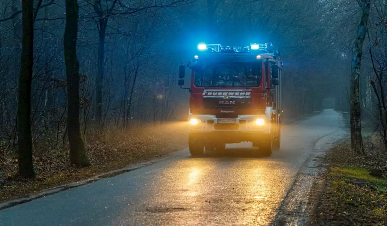 Feuer in Mehrfamilienhaus: Bewohner rettet sich – und wird festgenommen