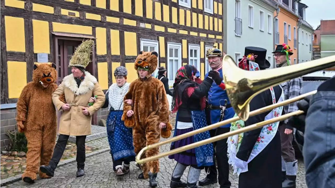 Lebendiges Brauchtum: Zamperzug zieht durch Lübbenau