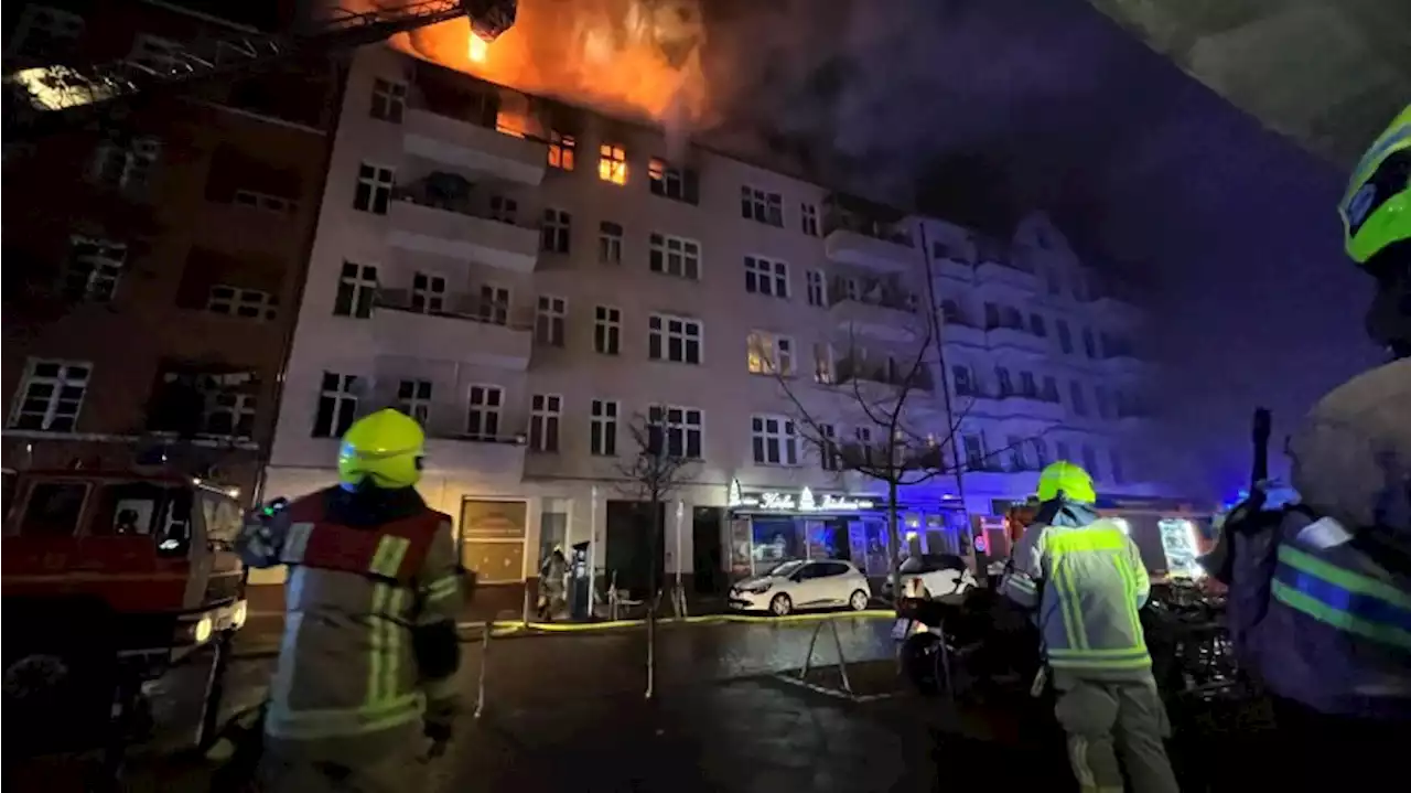 Wedding: Verletzte bei Wohnhausbrand – Dachstuhl stürzt ein