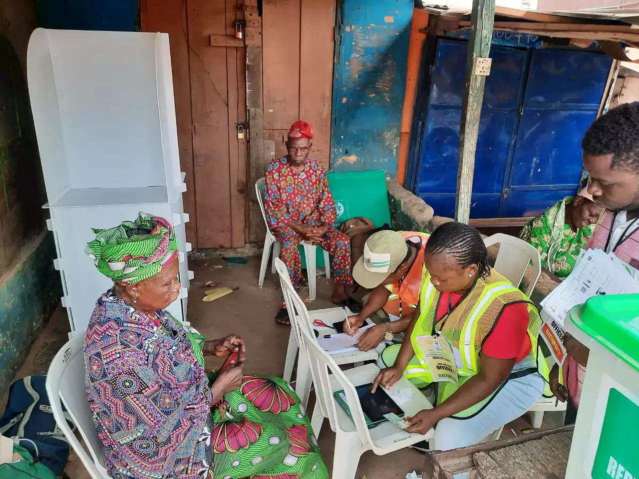 #NigeriaDecides2023: Volunteers replace absent INEC adhoc staff in Anambra