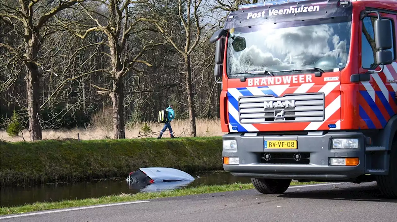 Auto te water in Veenhuizen