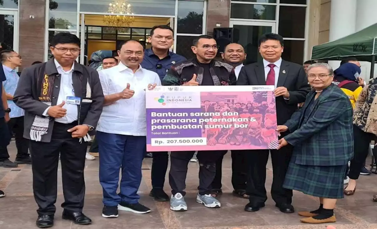 Pupuk Indonesia Salurkan Bantuan Sarana Peternakan dan Pembuatan Sumur Bor di Silangit