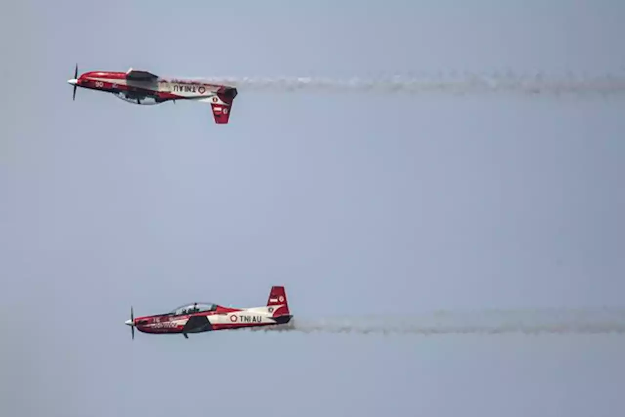 Aksi Jupiter Aerobatic Team Bikin Penonton F1H2O Danau Toba Terkesima