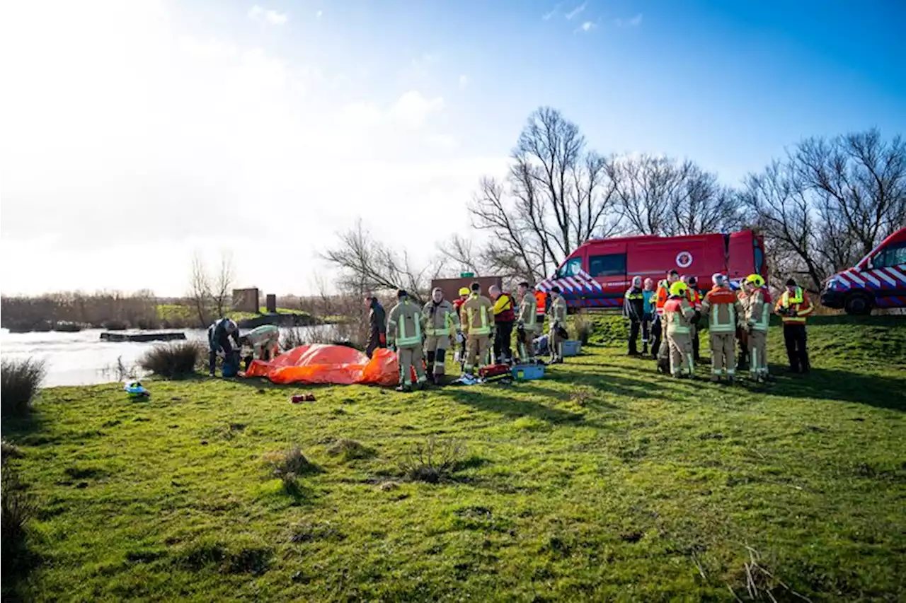 Hulpdiensten rukken uit voor omgeslagen wandelaarspont Zuidland