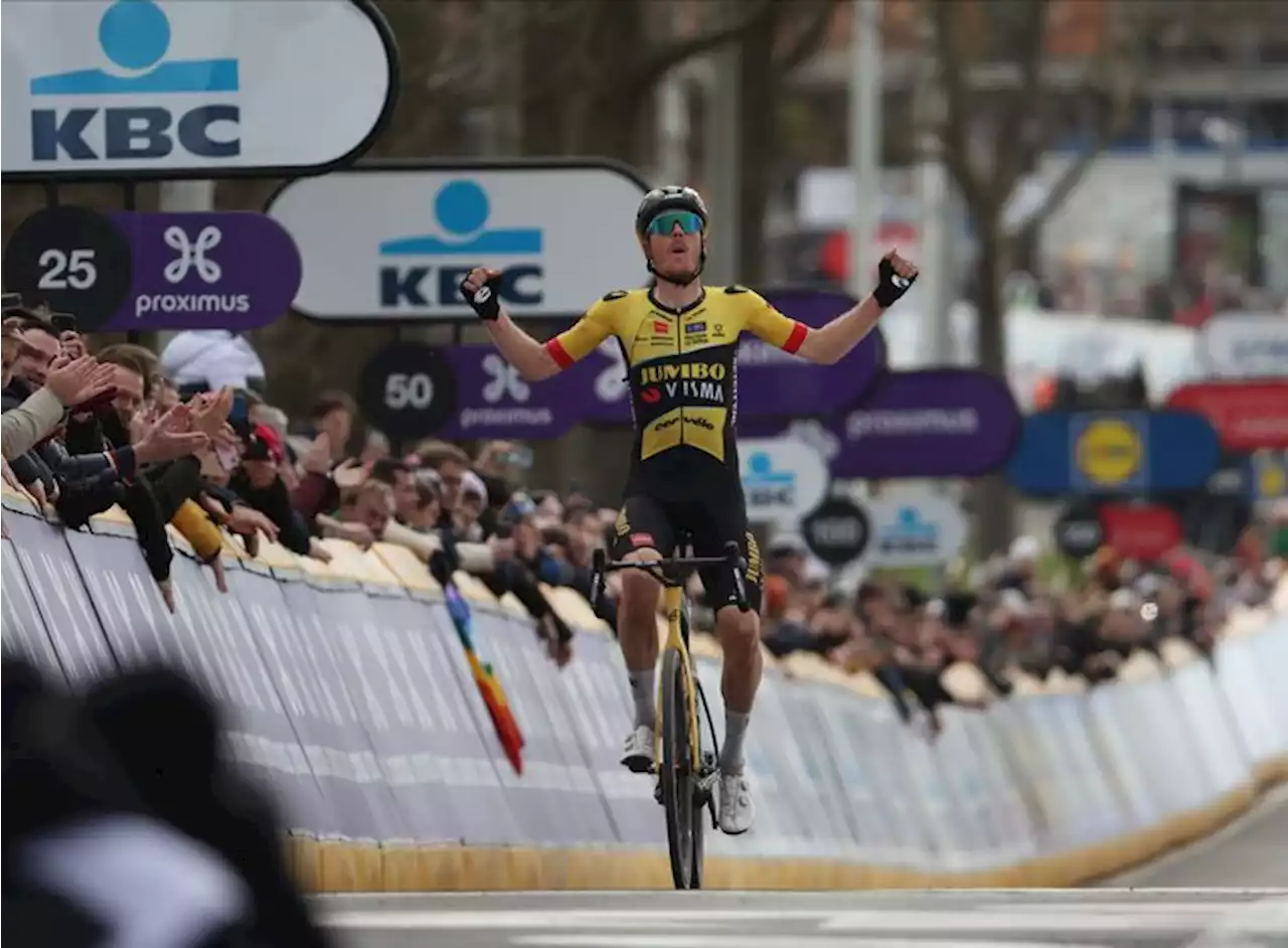 Van Baarle wint voor nieuwe ploeg Jumbo-Visma meteen Omloop Het Nieuwsblad