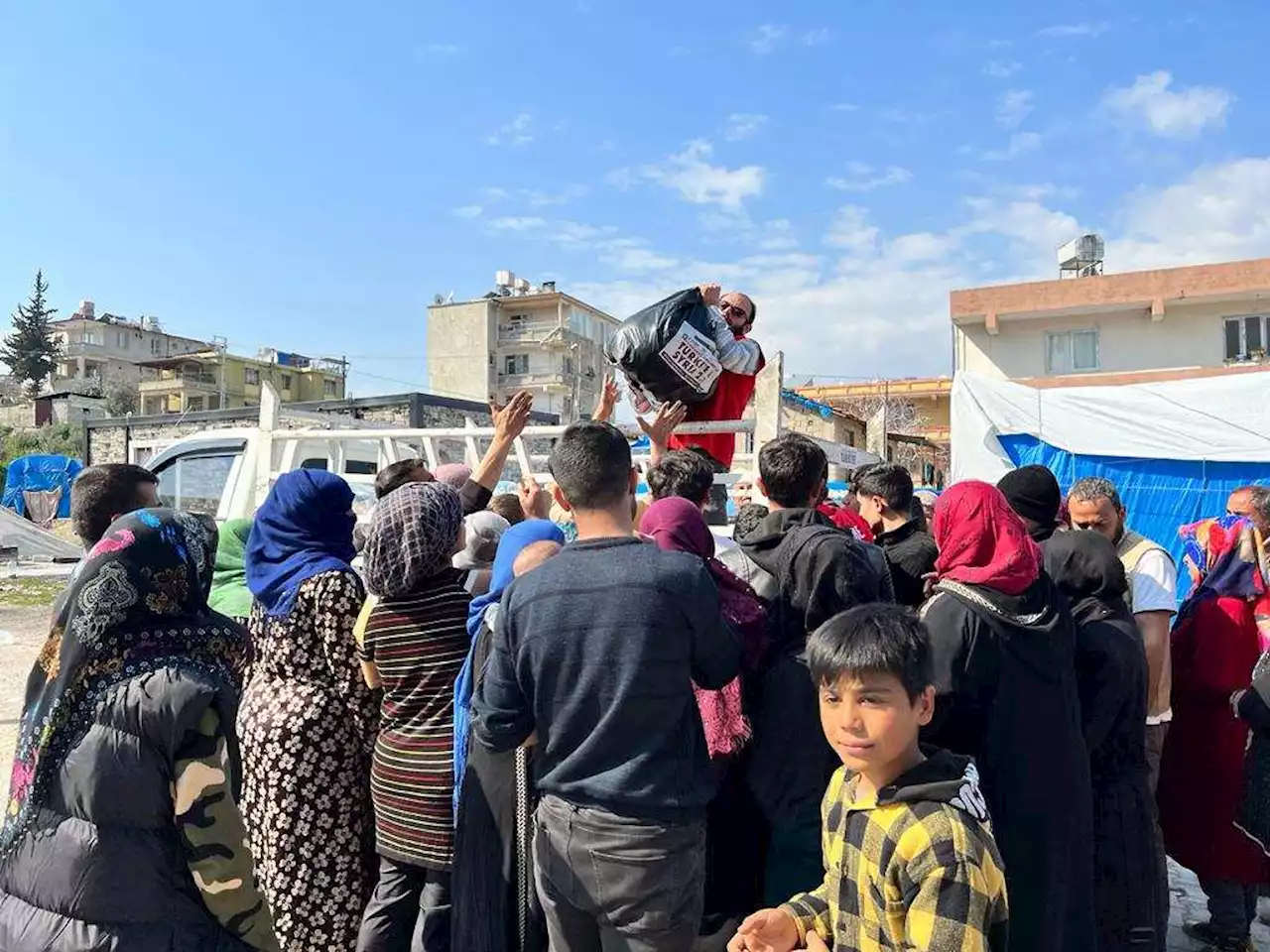 Tidak puas hati dengan sumbangan, pelarian Syria kejar lori bantuan