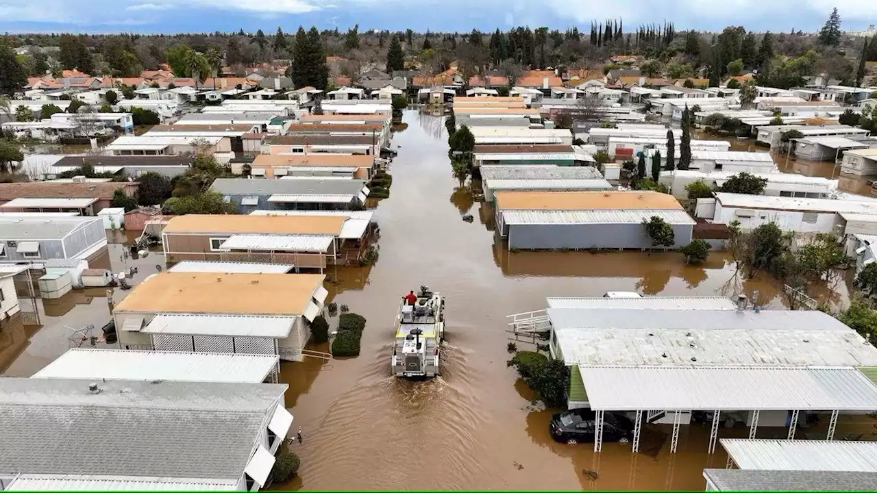 Azotan a Los Ángeles lluvias e inundaciones