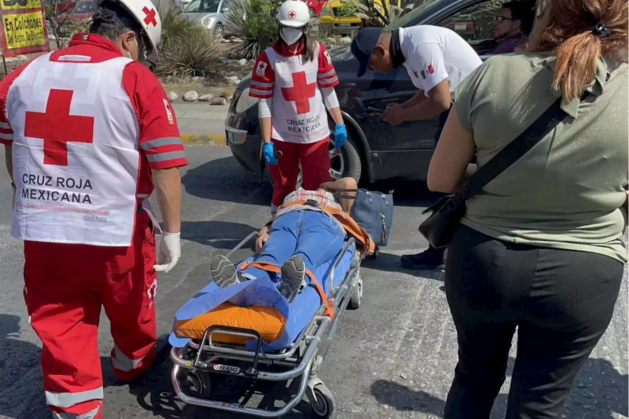 Le dan el paso a mujer y la atropellan frente a plaza comercial de Saltillo