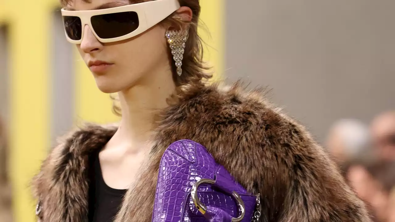 Se ti piace la Chain bag vista alla fashion week 2023, compra la borsa vintage Gucci cult degli anni 2000