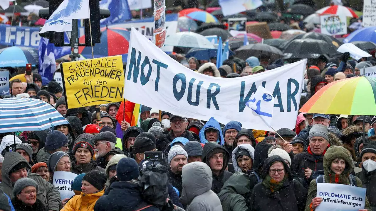 Tausende bei umstrittener Demo mit Wagenknecht in Berlin