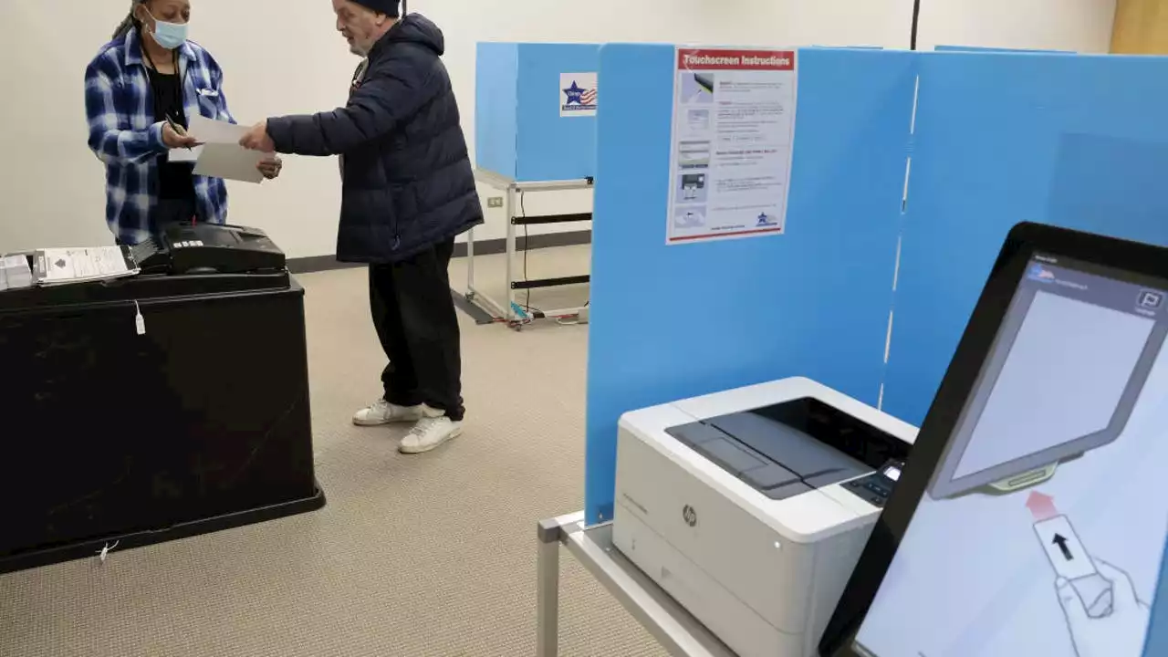 Chicago voters cast ballots early for mayoral election