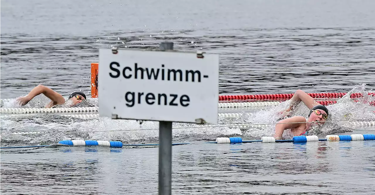 Eisschwimmer traten im fünf Grad kalten Hallstättersee gegeneinander an