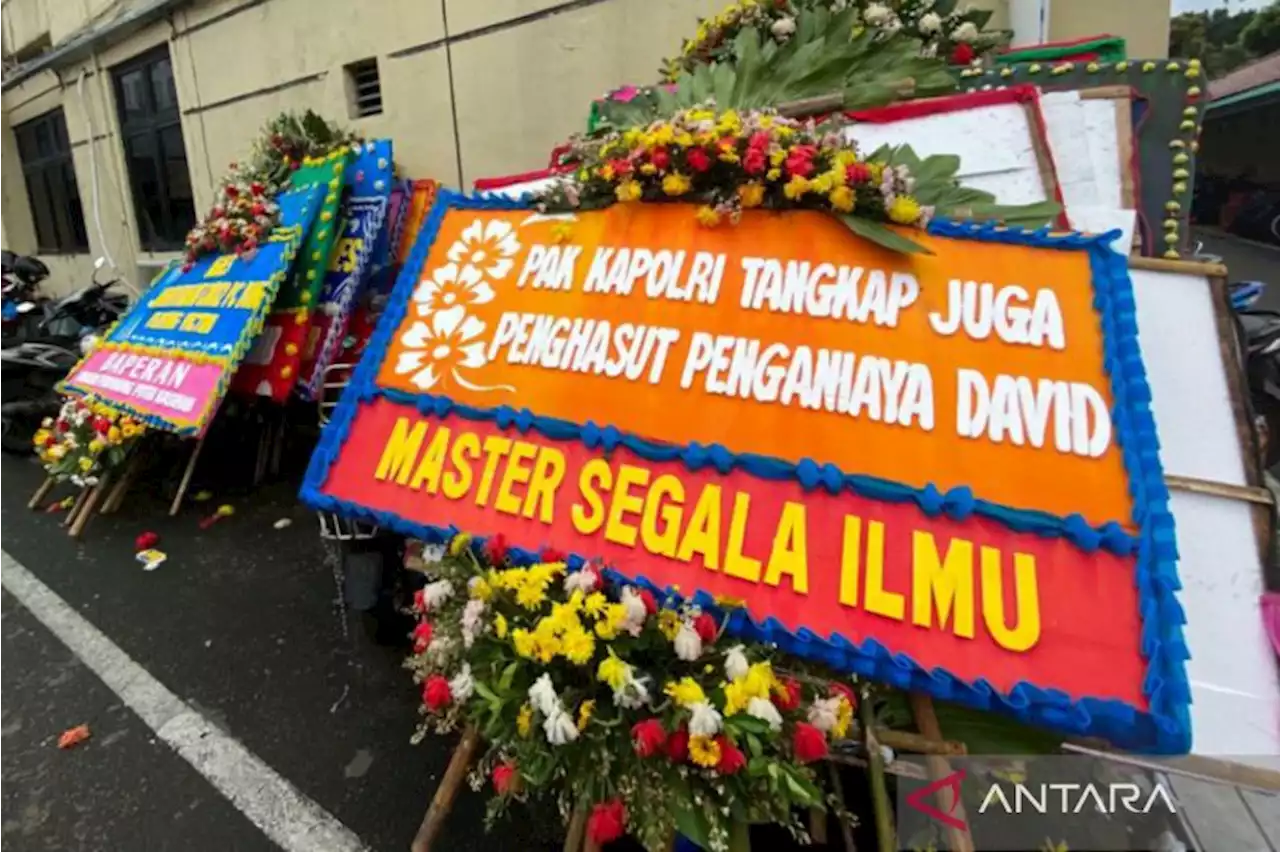 Karangan bunga kasus penganiayaan anak pejabat penuhi Polres Jaksel