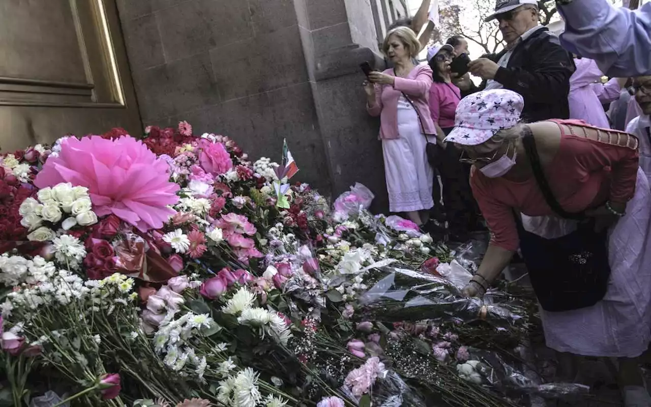 Manifestantes cubren de flores la SCJN | #ElINENoSeToca