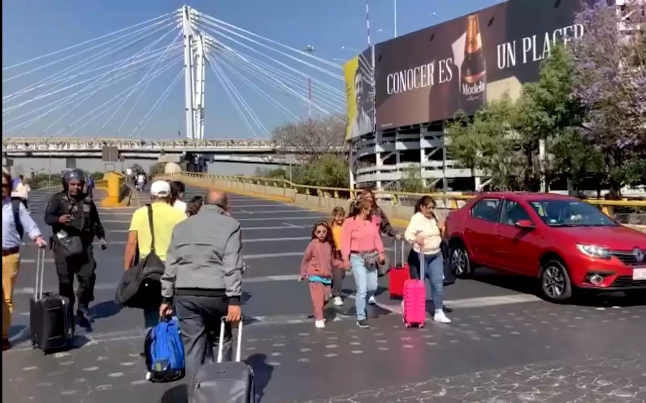 Taxistas bloquearon acceso a T1 del AICM