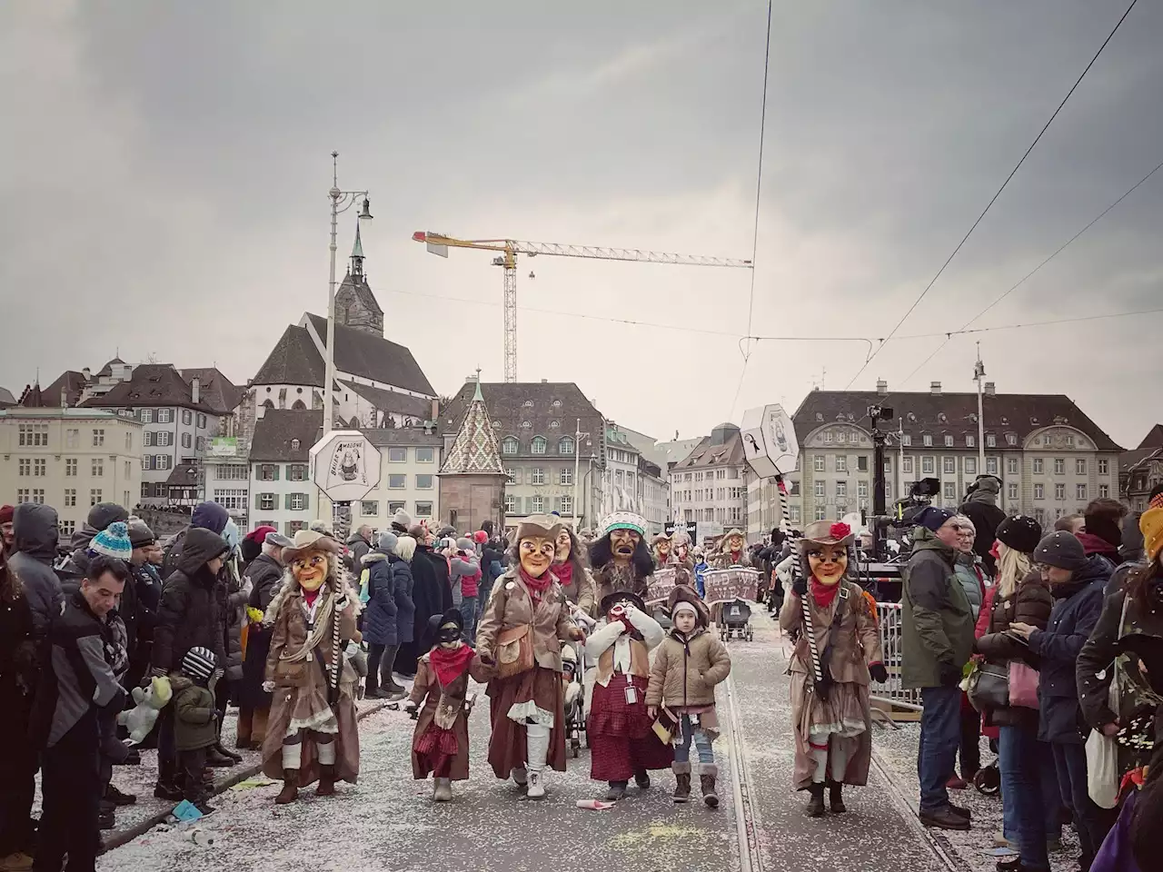 Ticker zur Basler Fasnacht – Cortège zieht Massen an: Am Steinenberg muss die Polizei für Ordnung sorgen | Guggen machen Party und -minu wird vergöttert