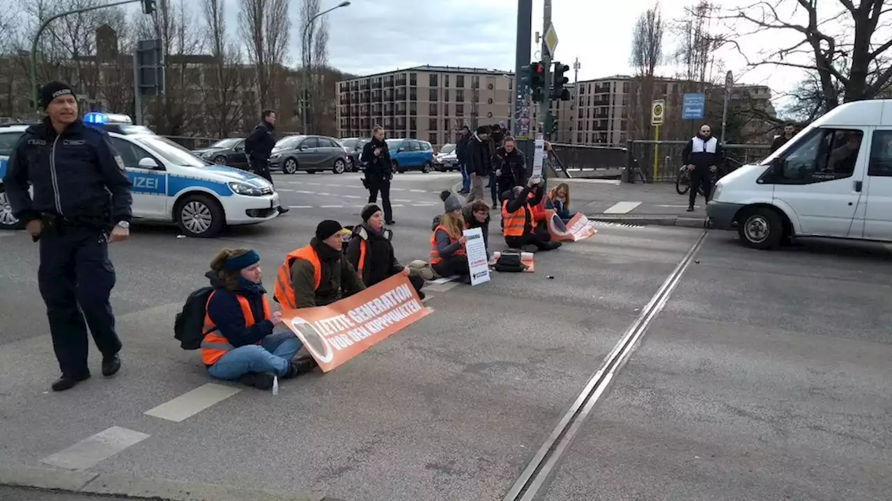 Blockade: Letzte Generation klebt sich auf Straße in Potsdam fest