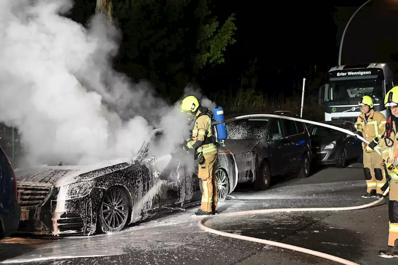 Mutmaßliche Brandstiftung in Neukölln: Luxusauto vollständig ausgebrannt