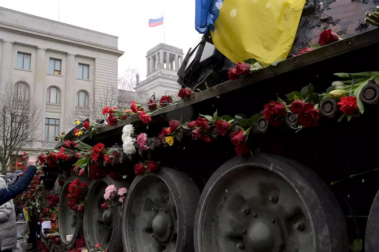 Steckt die russische Botschaft hinter dem Rosen-Protest am ausgebrannten Panzer?