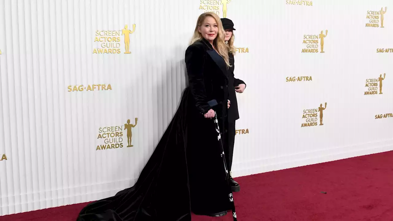 Christina Applegate, avec une canne aux SAG Awards, pour sa 'dernière cérémonie en tant qu'actrice'