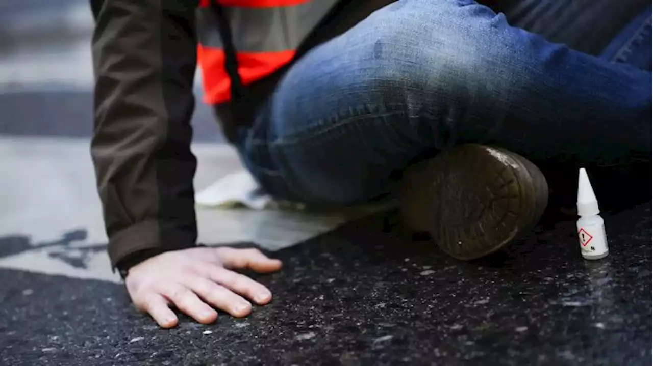 Klimaaktivisten kleben erstmals auch in Potsdam auf einer Straße