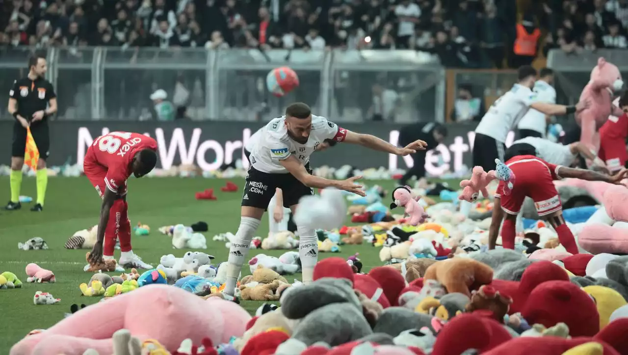 Solidarität mit Erdbebenopfern: Besiktas-Fans werfen Kinderspielzeug auf den Rasen