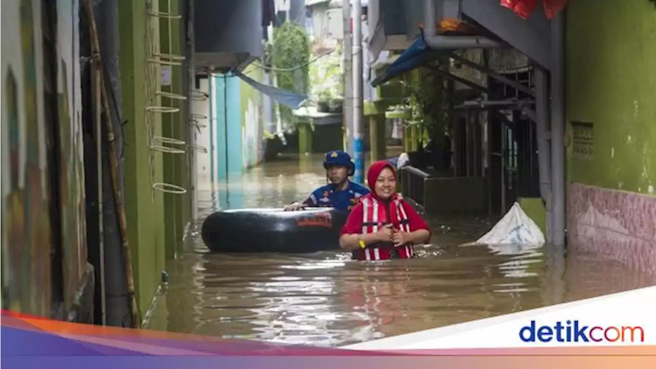 Cerita Anak SD Digendong dan Keluhan Mama Muda saat Banjir Jakarta