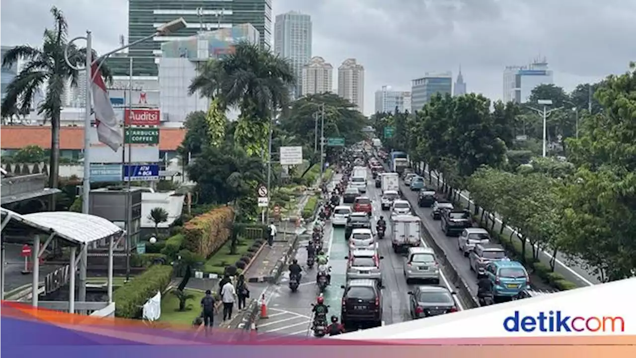 Lalin Jalan S Parman Arah Semanggi Macet, Mobil-Motor Terobos Jalur TransJ