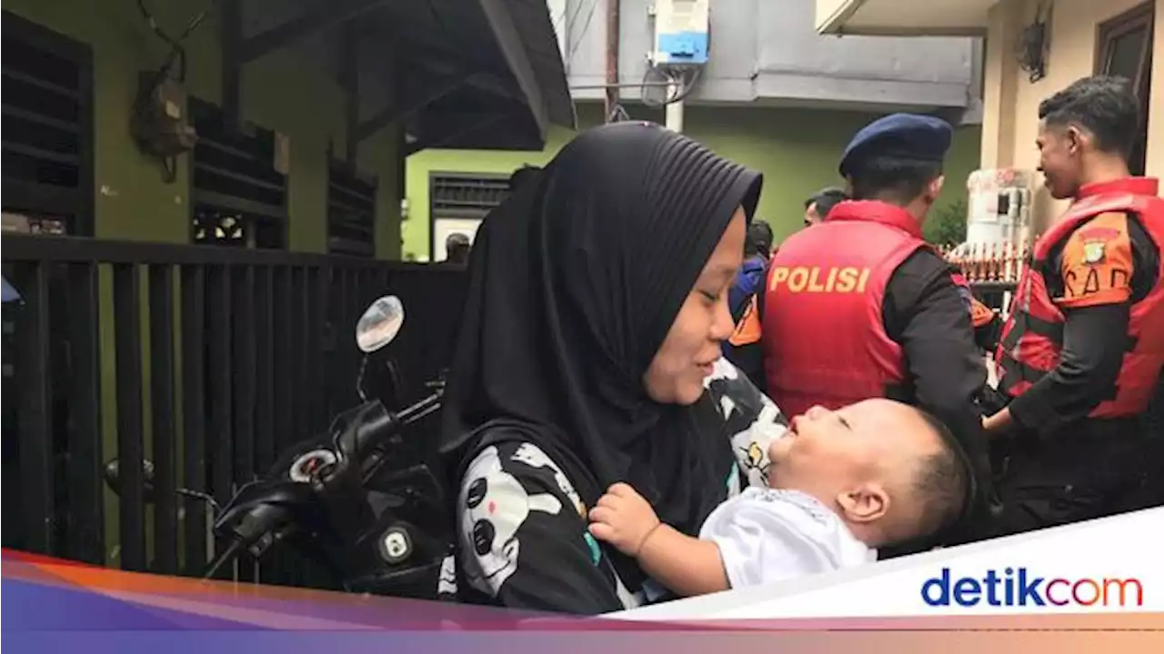 Mamah Muda di Kampung Melayu Mengeluh Kebanjiran, Bayi 2 Bulan Diungsikan