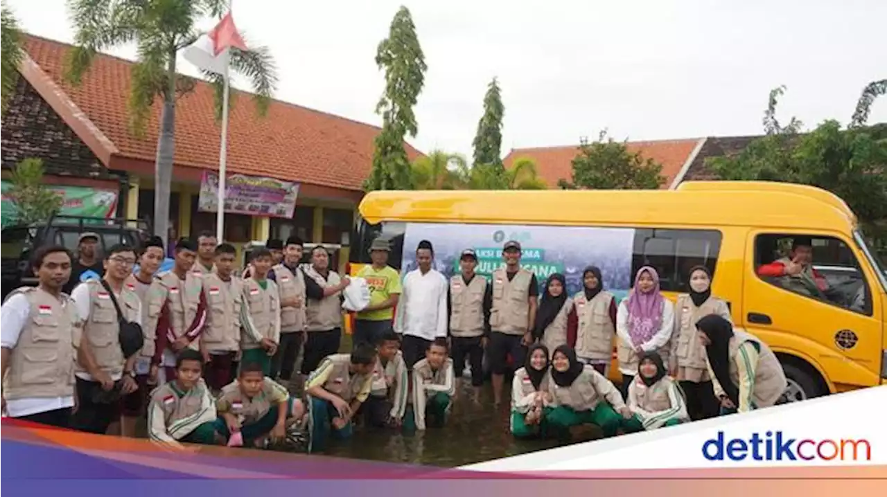 Santri Sunanul Muhtadin Ikut Bantu Korban Banjir di Gresik