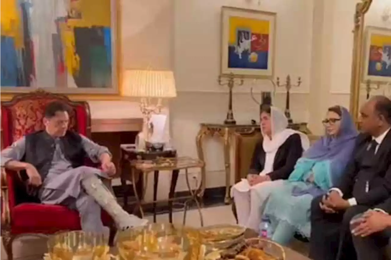 عمران خان سے نو منتخب سیکرٹری لاہور بار صباحت رضوی کی ساتھیوں سمیت ملاقات