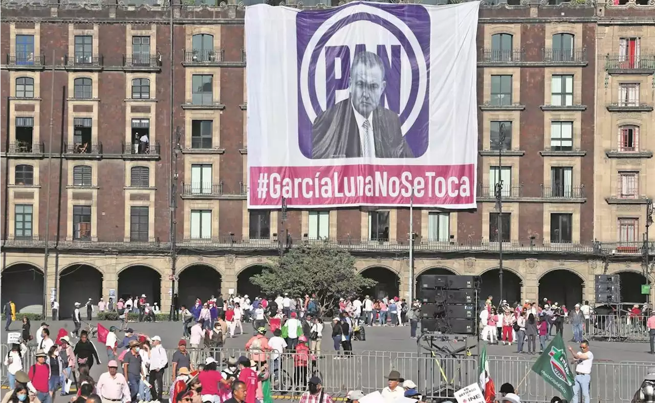 Crónica. Una manta de García Luna, la provocación