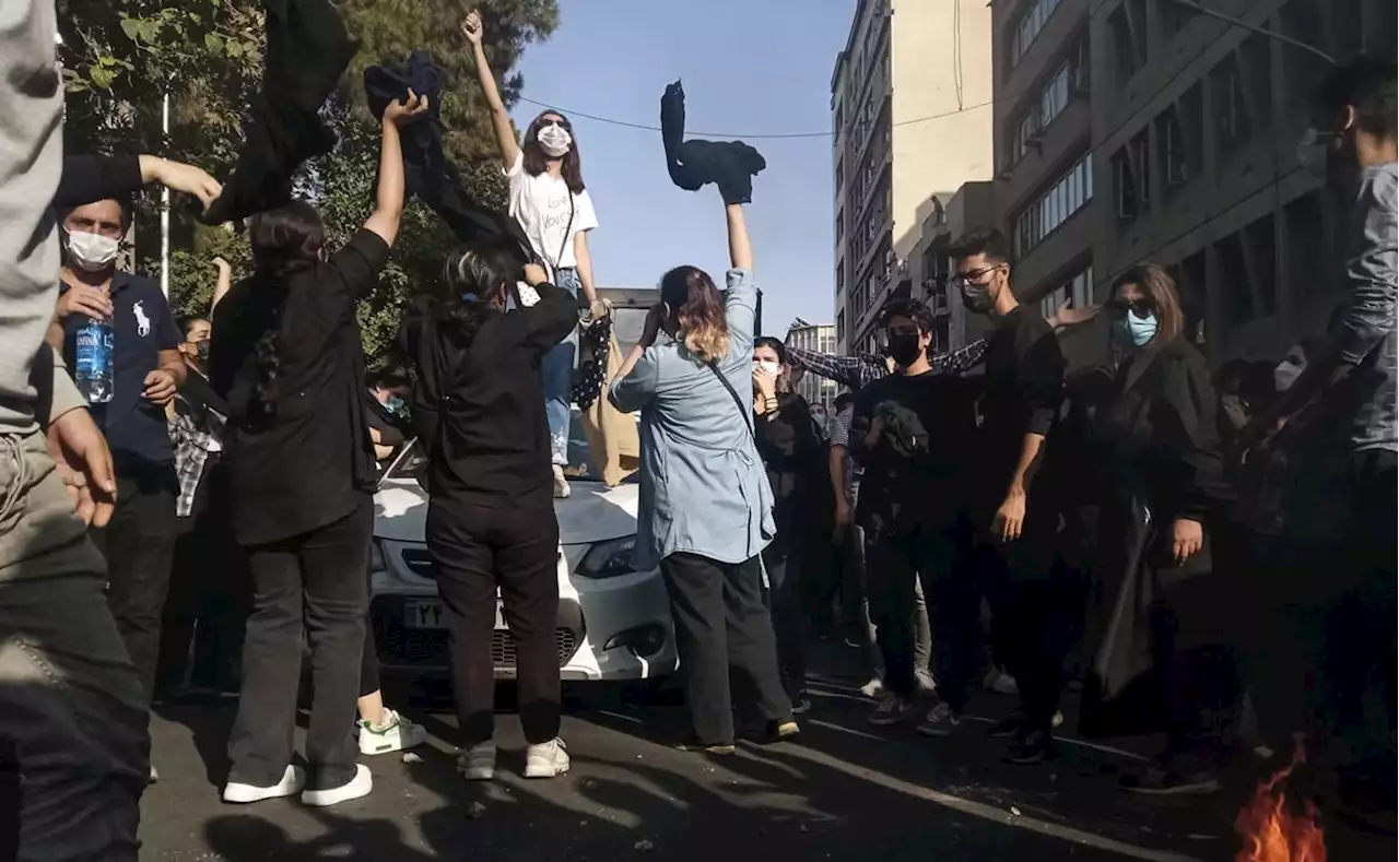 Irán: Envenenan a cientos de alumnas de colegios femeninos para obligarlos a cerrar