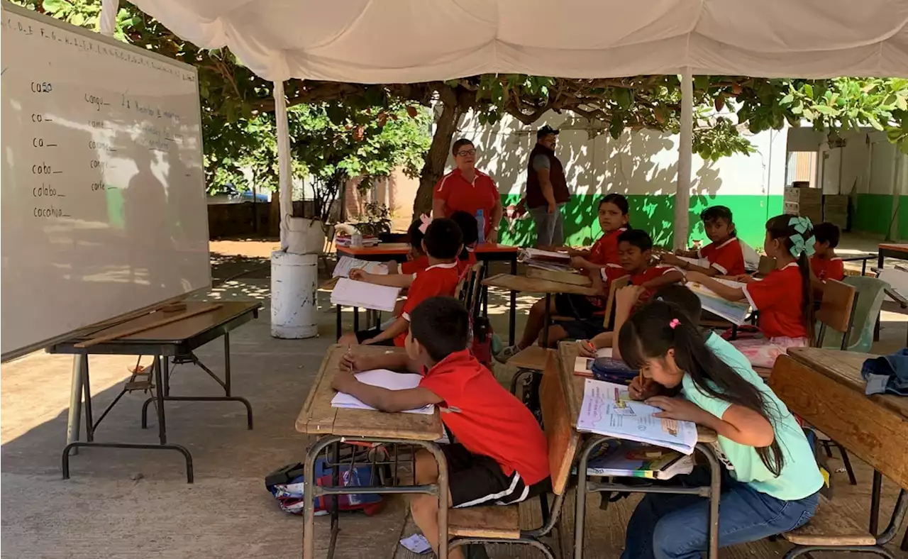 También en Michoacán: toman clases en carpas a 42 grados