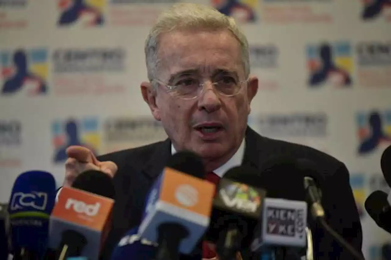 Uribe pide considerar una consulta popular sobre la reforma a la salud