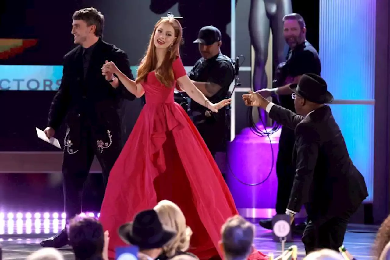 Jessica Chastain Trips Up Stairs While Accepting SAG Award, Thanks ‘Very Nice’ Men Who Helped Her