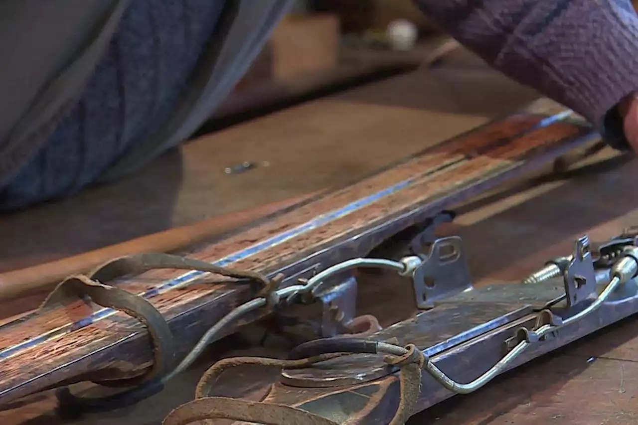 INSOLITE. Une paire de skis classée monument historique, un vestige de la guerre d'Espagne s'expose en Ariège