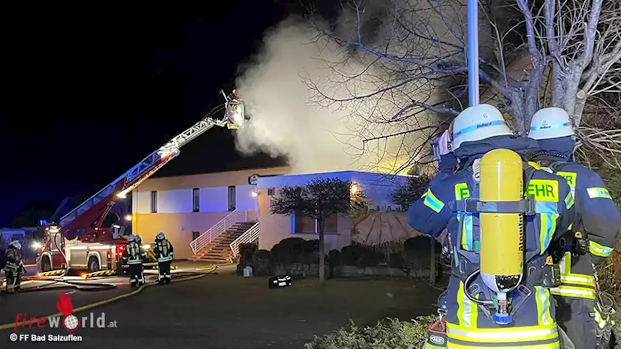 D: 50 Einsatzkräfte bekämpfen Dachstuhlbrand einer Gaststätte in Bad Salzuflen