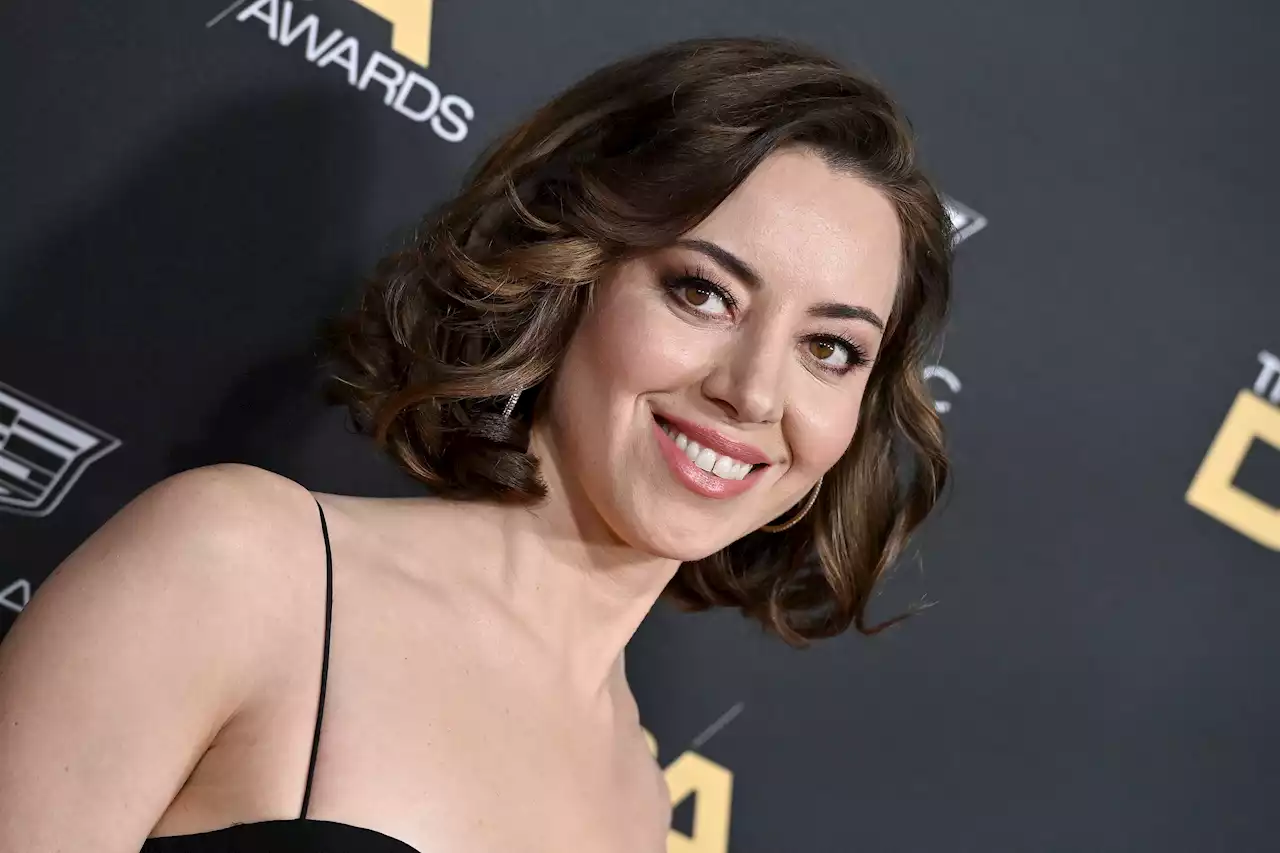 Fans speculate why Aubrey Plaza looked visibly annoyed at the SAG awards: 'She almost got elbowed'