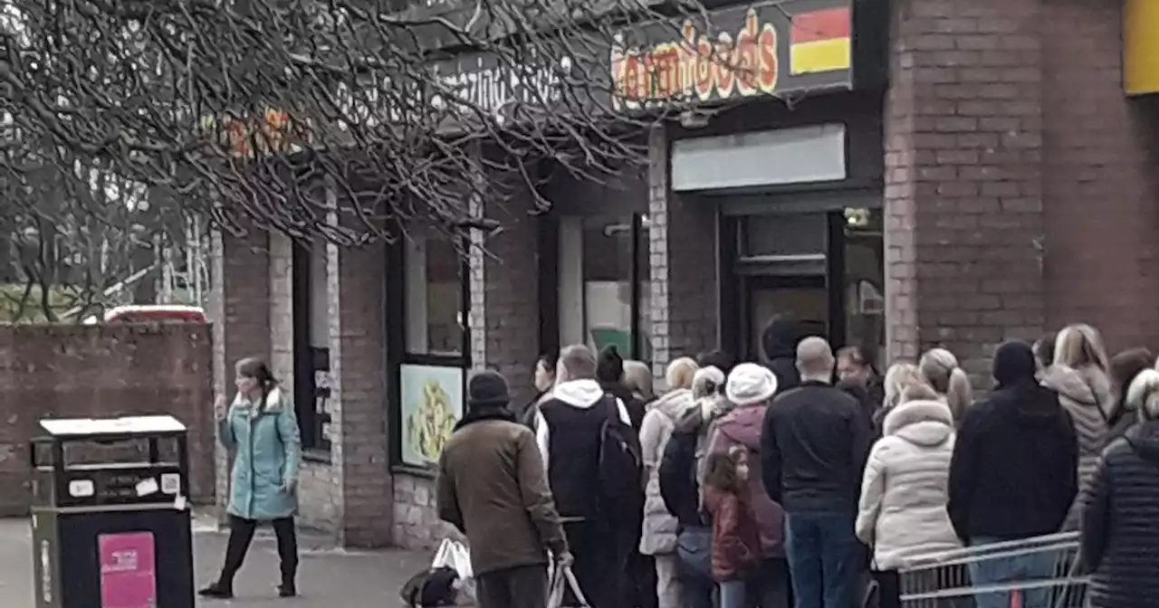 Huge queue as shoppers fill trollies with half price food as Farmfoods closes