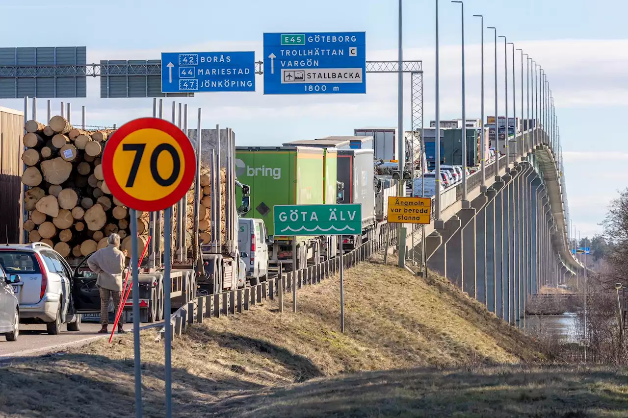 Långa köer på E45 efter olycka