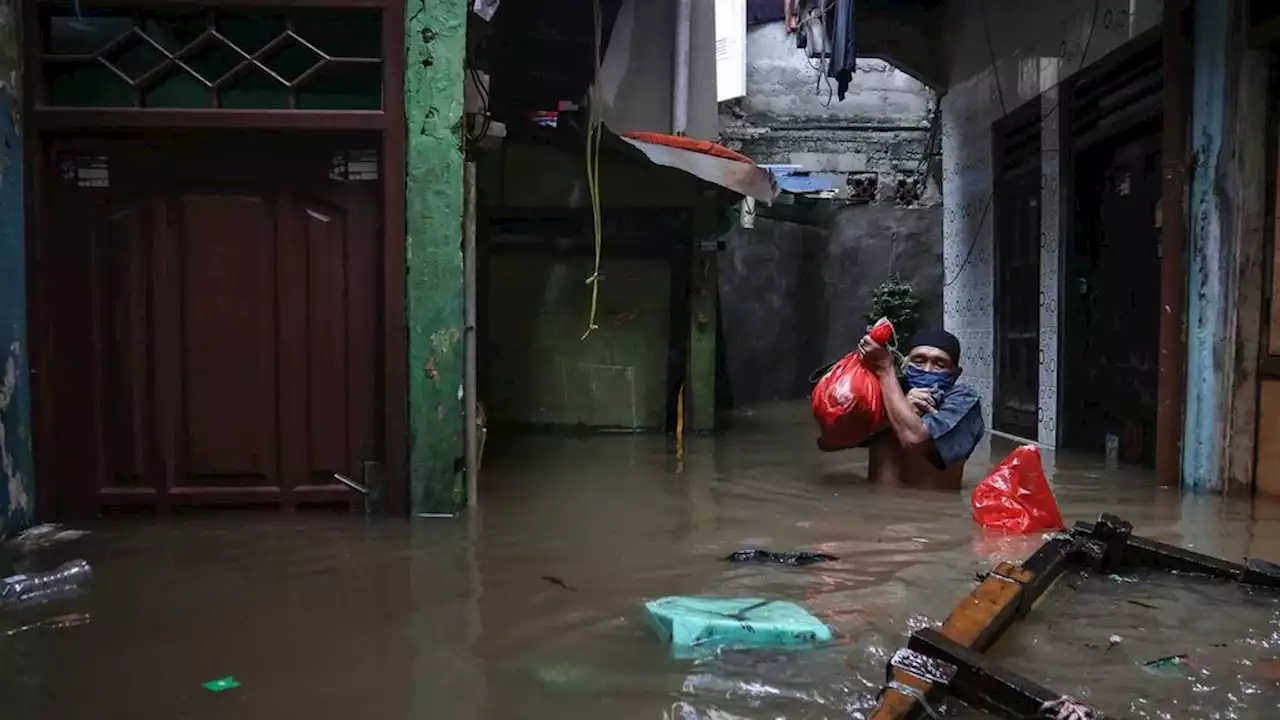 Banjir Rendam Rumah Ratusan Keluarga di Kampung Melayu