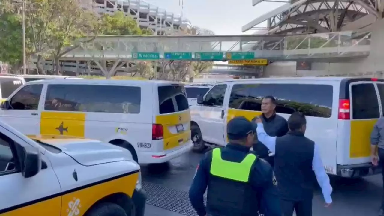 Caos en el AICM tras protesta de taxistas en la Terminal 1