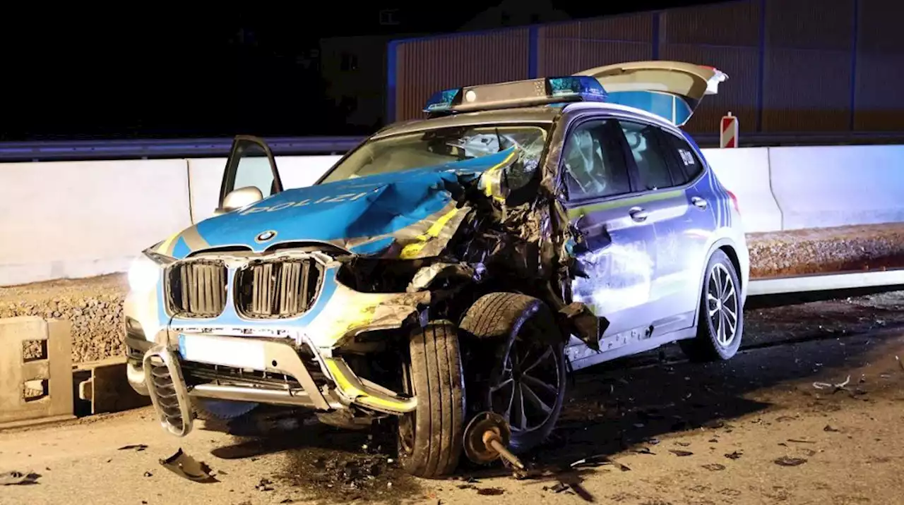 Unfall auf B85: Kleintransporter prallt bei Roding in Streifenwagen - idowa