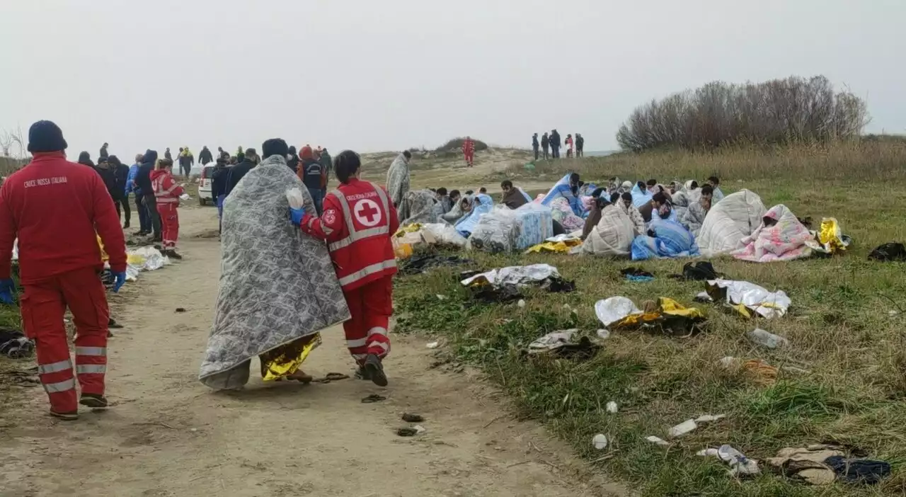 Naufragio a Crotone, quelle famiglie spezzate. Le urla dei sopravvissuti: «Dove sono i nostri figli?»