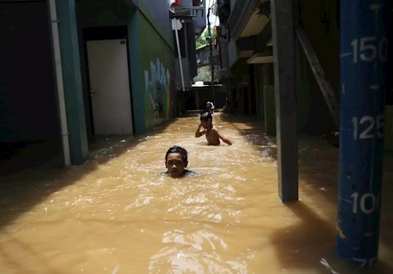 Kali Ciliwung Meluap, Kampung Melayu Banjir 1 Meter